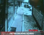 Fırtına balkonu uçurdu!