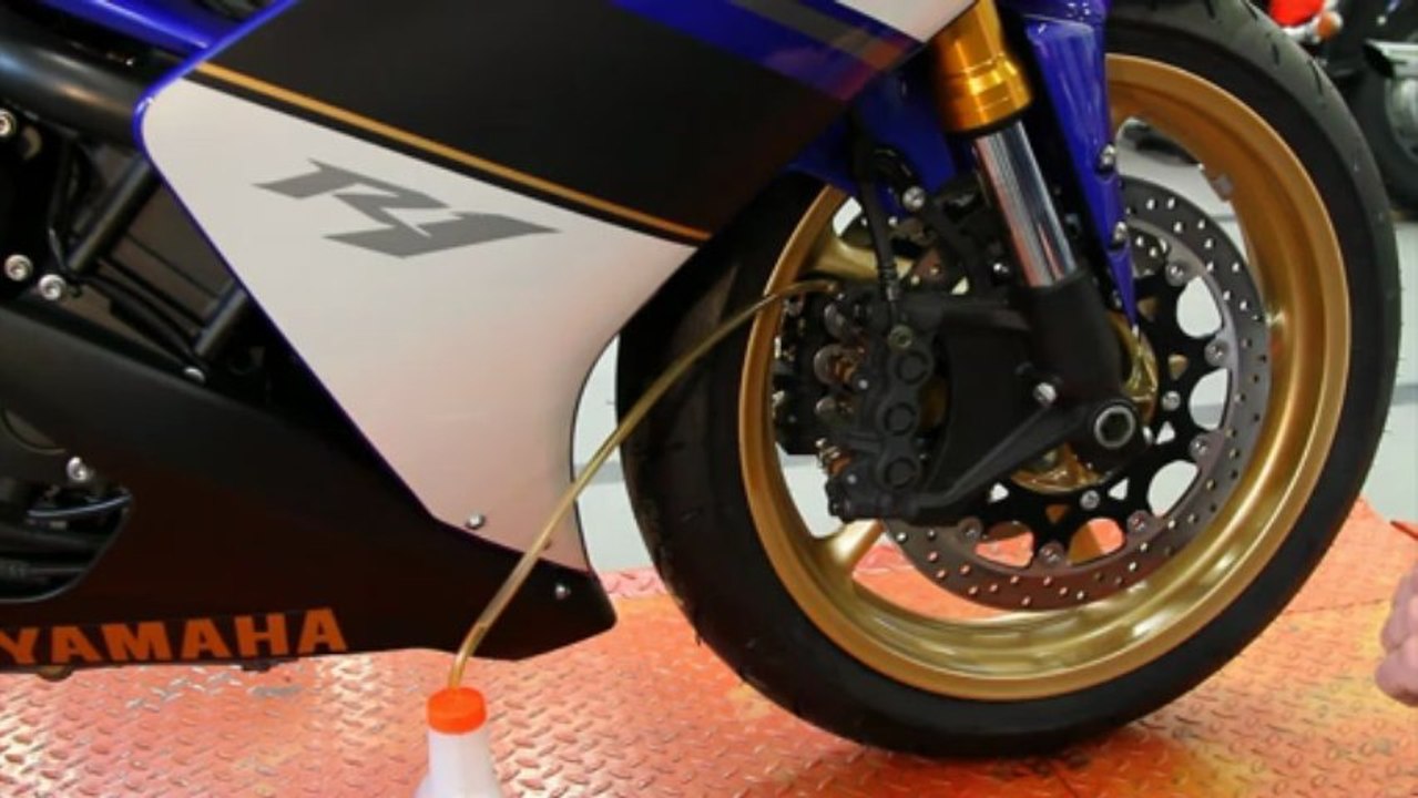 Purger les freins de sa moto - Moto Revue