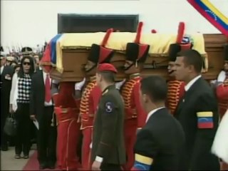 Cortejo fúnebre con los restos del Presidente inicia recorrido hasta el Cuartel de La Montaña