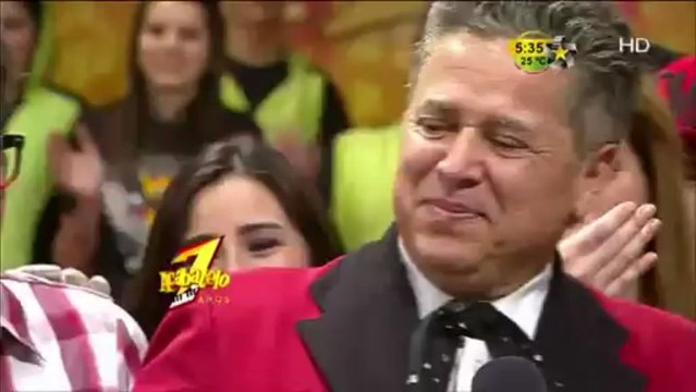 Brenda Bezares felicita a Mario Bezares en el séptimo aniversario de Acábatelo.