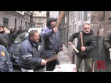 Napoli - Dipendenti Astir tentano di buttarsi giu (15.03.13)