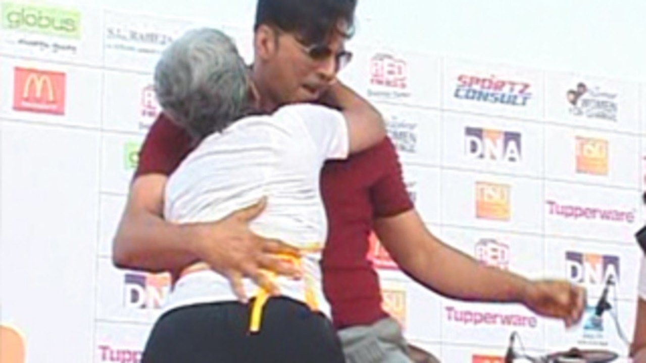 Akshay Kumar's CRAZY DANCE with old woman