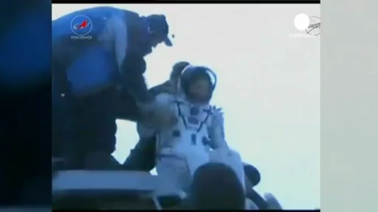 Aterrizan en una cápsula Soyuz tres astronautas de la...