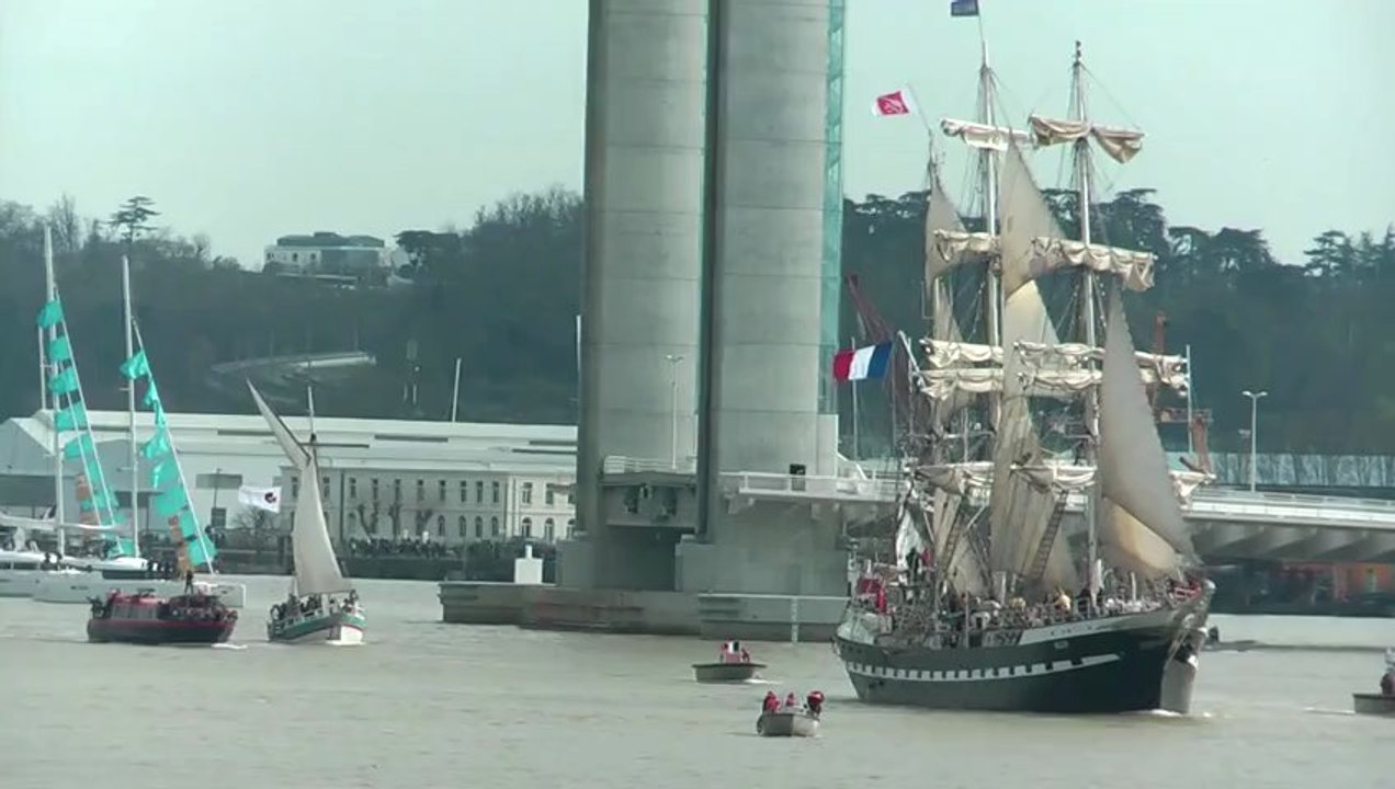 Le Belem passant sous le pont Chaban Delmas à Bordeaux