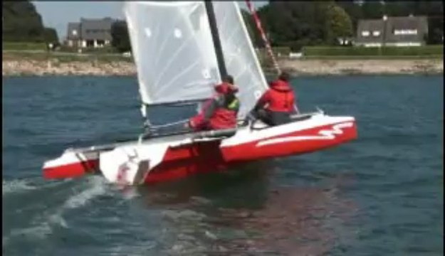 trimaran ASTUS 18.2 - essai par voile news -