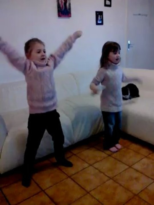 Mes filles qui dansent chez tata et tonton