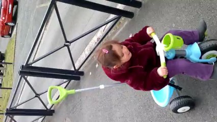 16/03/13 - Elsa fait du vélo