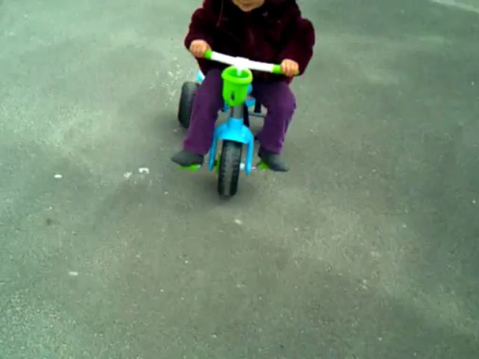 16/03/13 - Elsa fait du vélo bis