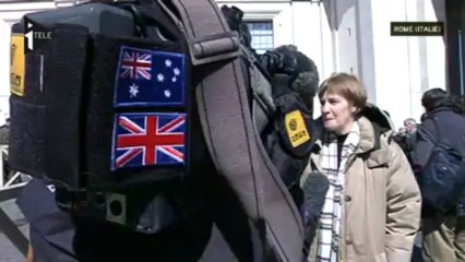 Le pape devant les journalistes