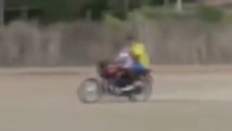 Insolite : un joueur remonte le terrain à moto !