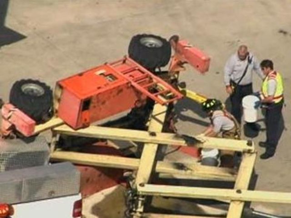 Raw: 2 dead, 1 hurt as lift topples at Fla. port