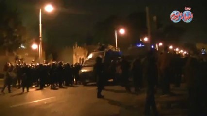 طفل يقبل قدم عسكرى أمن مركزي فى الاتحادية ليترك شقيقه