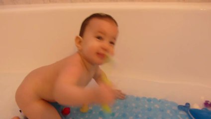 klervia prend son bain comme une grande