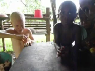 Vanuatu ile d'Epi, village de Folan où l'on joue à la toupie avec des coquillages (cônes)