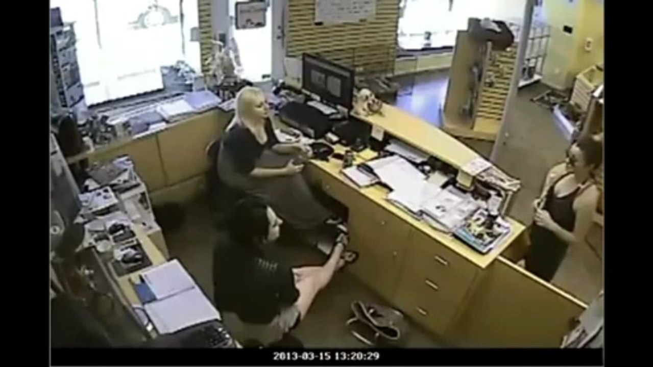 Le chien ne l’intéressait pas, il voulait filmer sous la jupe du mannequin