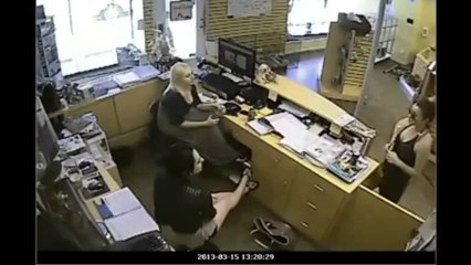 Le chien ne l’intéressait pas, il voulait filmer sous la jupe du mannequin