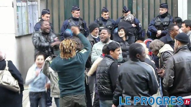Mal-logés et demandeurs d’asile chantent et dansent dans la rue