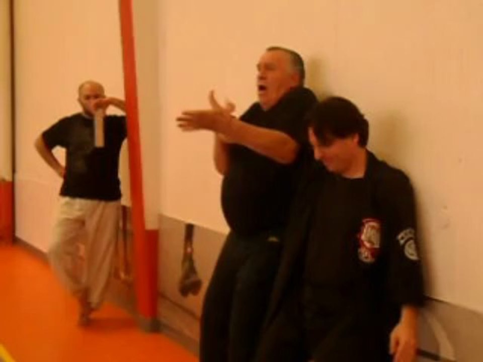 Défenses dos au mur contre des menaces avec couteau par Dave Castoldi (10° dan)