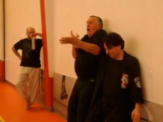 Défenses dos au mur contre des menaces avec couteau par Dave Castoldi (10° dan)