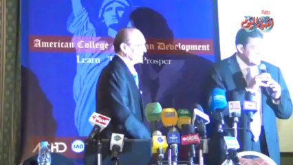 محمد صبحى يتسلم جائزة وهمية