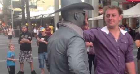 Quand un mime met une droite à un gros relou !