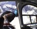 Un autre point de vue du vol de Loic Jean Albert au dessus de montagnes enneigées