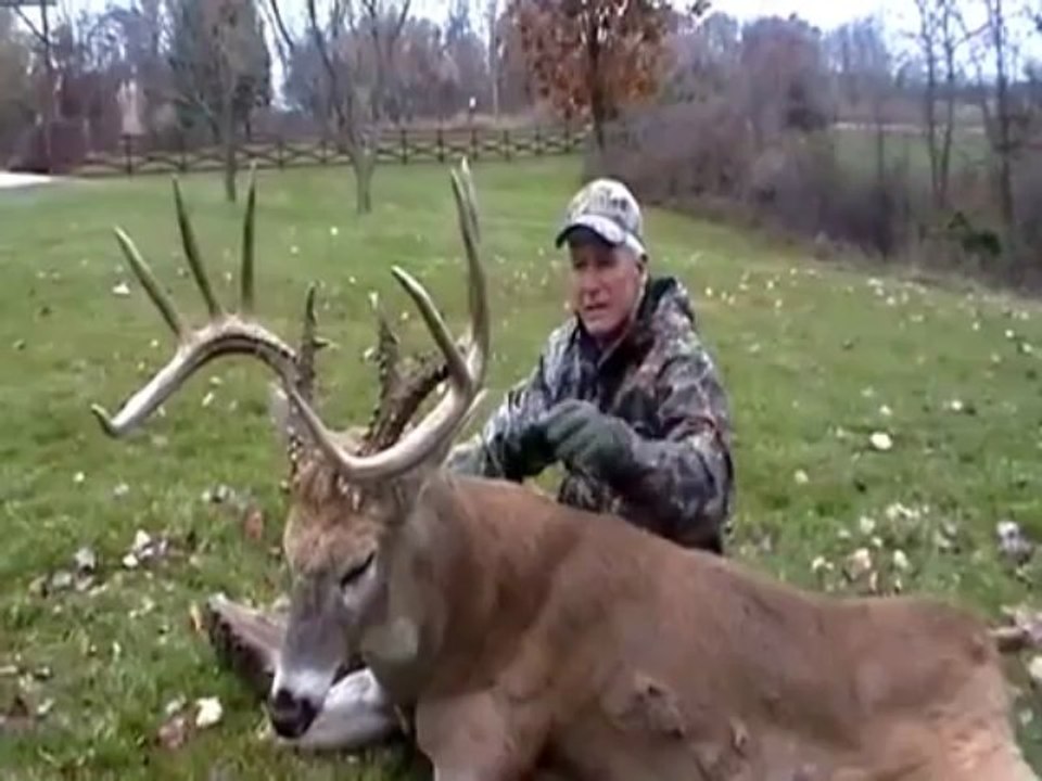 Illinois deer hunting video of trophy whitetail 2177342526 video
