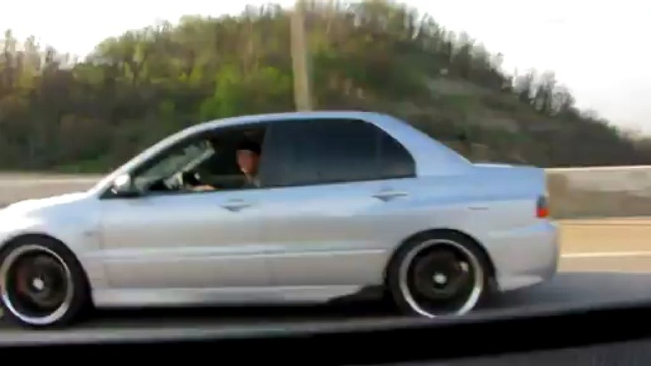 Mitsubishi Evolution desaparece em arranque potentíssimo