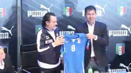 L'Italia presenta la nuova maglia