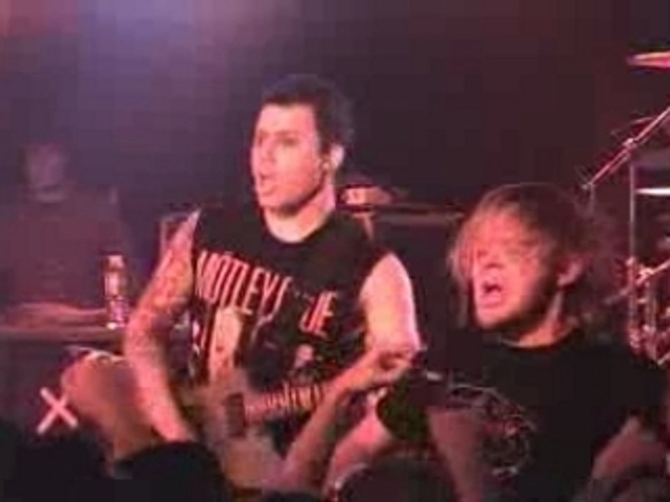 Atreyu - Right Side Of The Bed (Live)