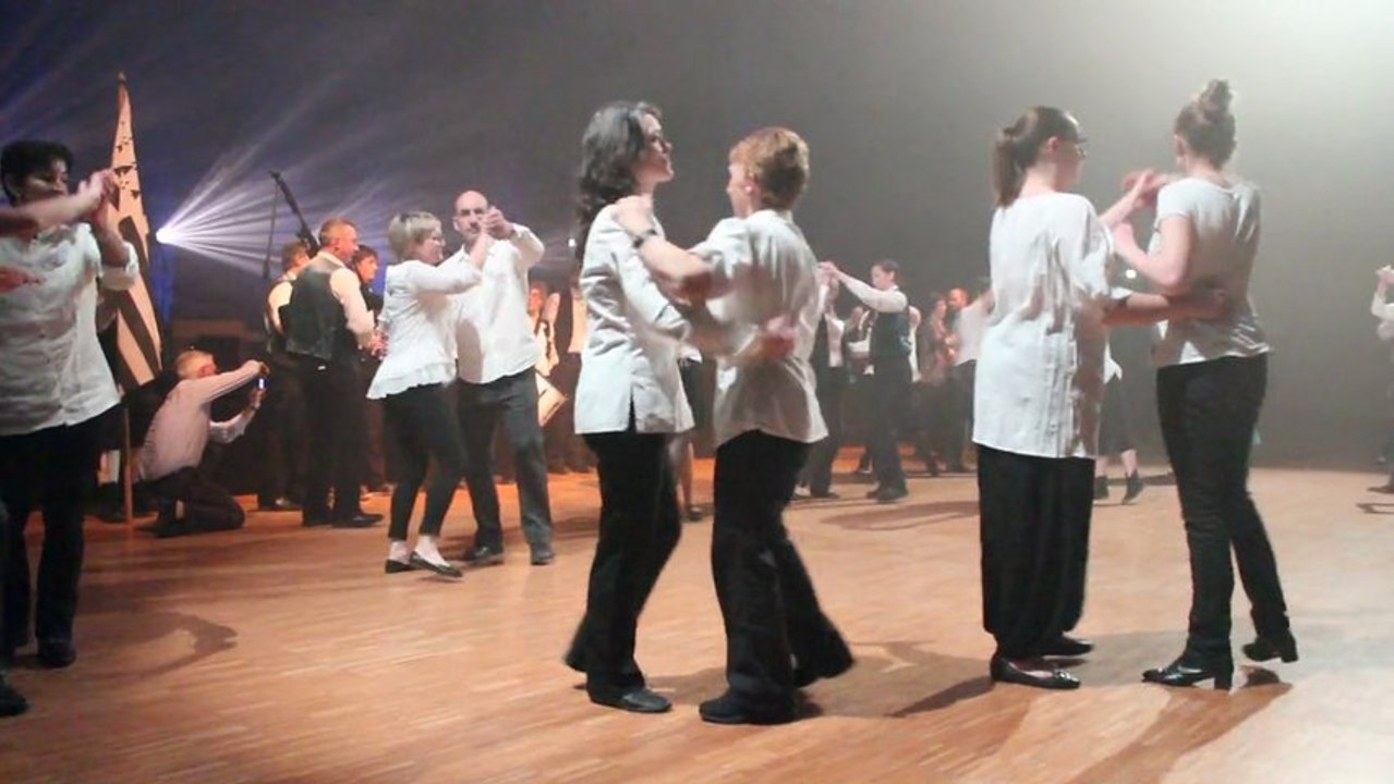 Valse écossaise par la Kevrenn Bro Glaz