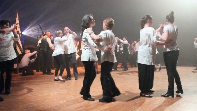 Valse écossaise par la Kevrenn Bro Glaz