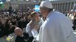 Bain de foule pour le pape François à Rome
