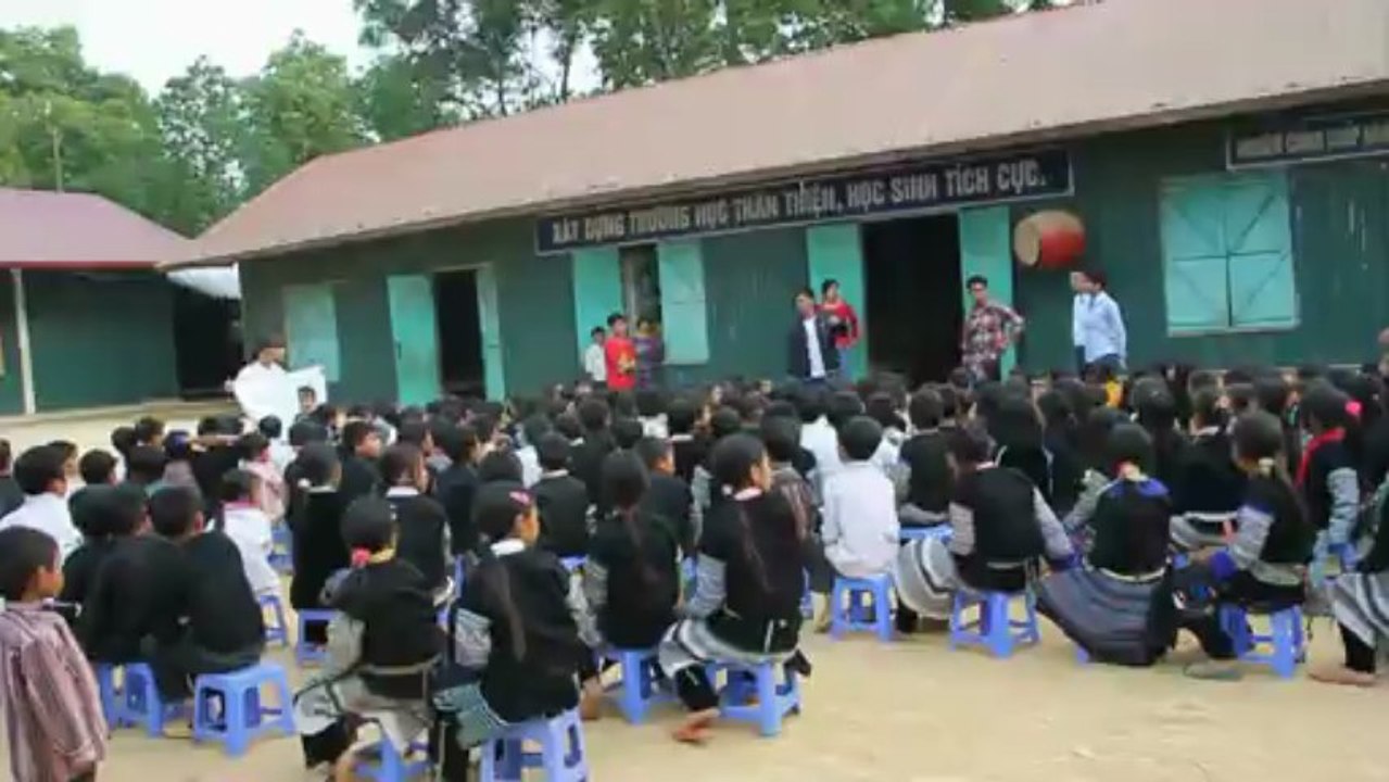 DISTRIBUTION FOURNITURES SCOLAIRES AUX 200 ENFANTS  ECOLE DE MU CANG CHAI
