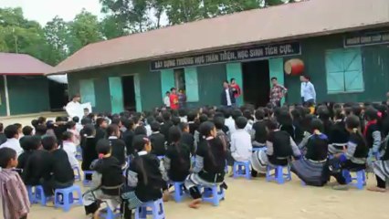 DISTRIBUTION FOURNITURES SCOLAIRES AUX 200 ENFANTS  ECOLE DE MU CANG CHAI