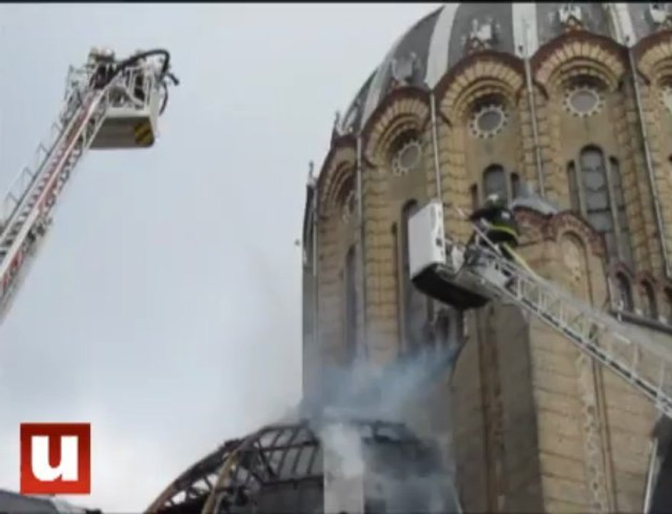 La basilique Sainte-Clotilde en feu