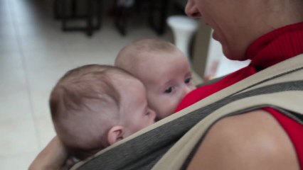 Jumeaux de 4 mois en écharpe de portage.