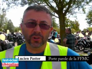 Les motards manifestent et installent leurs 'panneaux radars'