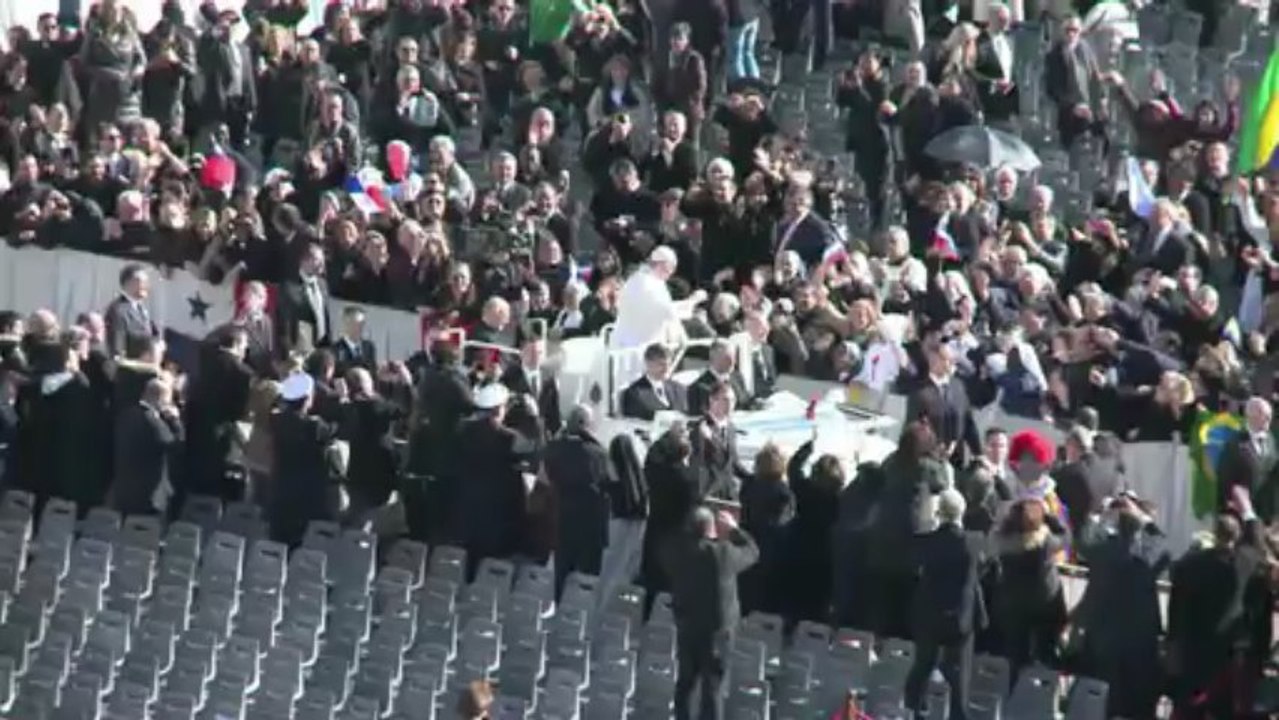 Messe inaugurale du pape devant les dignitaires