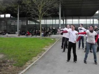 Flash mob des étudiants contre le virus du Sida