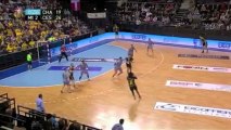 Le Chambérien Karel Nocar réalise un lob très technique lors de la 18e journée de D1 de handball face à Cesson-Rennes
