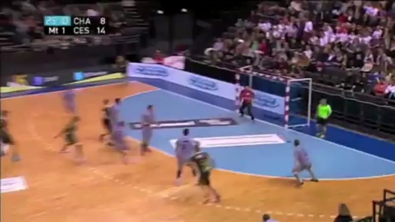 Le gardien de Cesson-Rennes Yann Genty réalise une passe décisive "coast to coast" lors de la 18e journée de D1 de handball face à Chambéry
