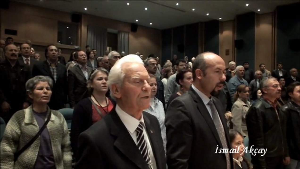 11KASIM DERNEĞİ: 18 MART ÇANAKKALE ZAFERİ ANMA GECESİ AÇILIŞ SAYGI İLE İSTİKLAL MARŞI İLE BAŞLADI.