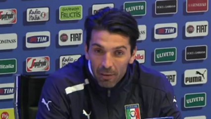 Buffon sta con Prandelli: "Totti? Uno di noi"