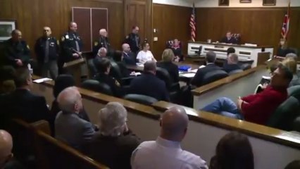 Le tueur fait un doigt d’honneur à ses victimes