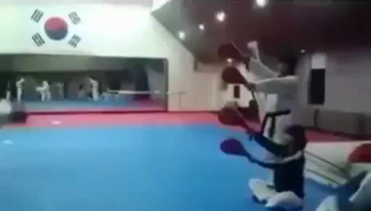 Elle touche 4 cibles en un mouvement de Taekwondo