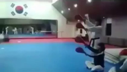Elle touche 4 cibles en un mouvement de Taekwondo