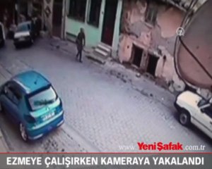 Hasmını ezmeye çalışırken, kameraya yakalandı