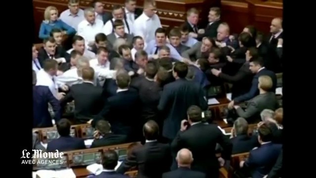 Une séance du Parlement ukrainien se transforme en pugilat