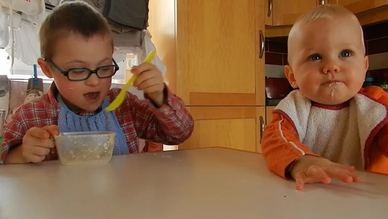Nathan 8 ans fait manger Antoine 17 mois et ça donne ça!